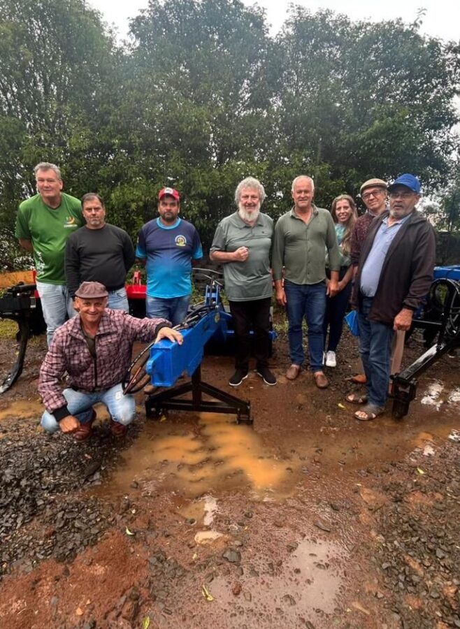 Em Frei Rogério, com os pés na lama, Padre Pedro entregou emendas para aquisição de implementos agrícolas