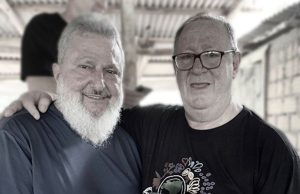 Padre Pedro recebe o livro “Trincheiras da Resistência Camponesa” das mãos de Frei Sérgio (dir.) no final de 2024. Foto: Luiz Henrique Mendes.