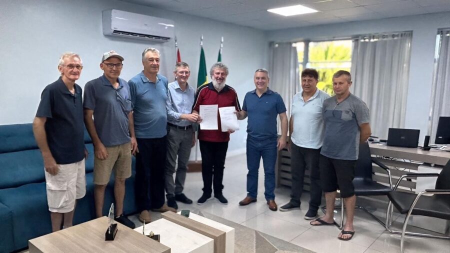 No centro, Padre Pedro (camisa bordô) entrega emendas ao lado do prefeito Edenilson Zanardi (à dir.) e do vereador Adilson Pandolfo (esq.) FOTO: Itaci