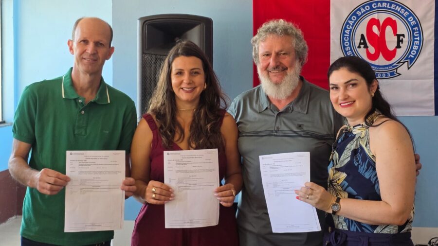 A partir da esq.: Prefeito Delton Balbinot, presidenta do PT de São Carlos Adriana Thesing, deputado Padre Pedro e vereadora Sidirléia Argenta Assmann
