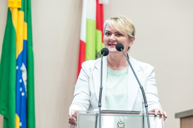 Luciane Carminatti alerta para gargalos da educação em SC e cobra prioridades do governo em 2026