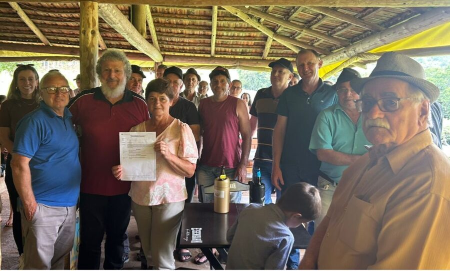 Em Tangará, a vereadora Neiva Kerval (com documento na mão) recebeu a emenda do deputado Padre Pedro