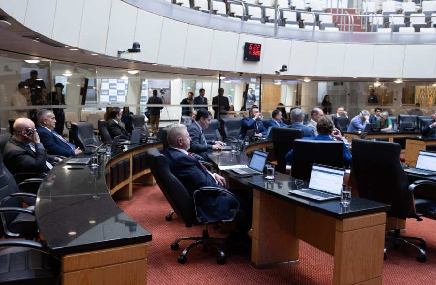 Deputados da Alesc, durante a votação dos projetos, na tarde desta terça (10)
