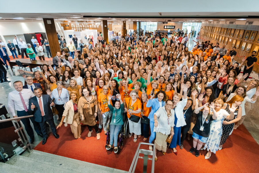 Mais que flores, atitudes: Alesc homenageia mulheres e alerta para números de feminicídio em SC