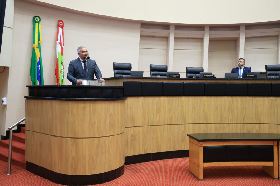 Deputado Sargento Lima ocupa a tribuna na sessão da tarde desta quarta-feira (18)