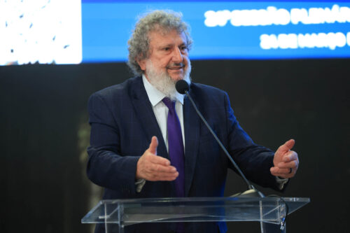 Padre Pedro lança projeto que transforma plantas medicinais em medicamentos