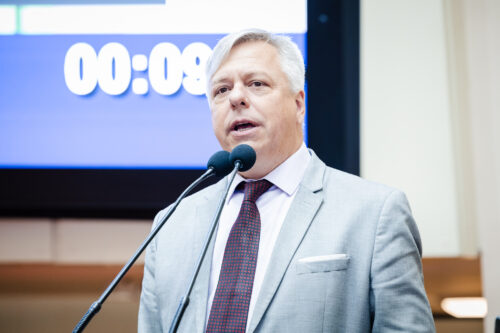 Fabiano pressiona governador a retirar ICMS dos combustíveis