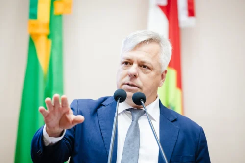 Fabiano da Luz cobra do governador Jorginho Mello redução do ICMS sobre os combustíveis Após ações do governo federal para zerar os impostos do diesel no país, o deputado Fabiano da Luz (PT) cobrou, em pronunciamento na Alesc, quais medidas o governo de Santa Catarina pretende adotar diante do aumento de preço devido à instabilidade internacional. O parlamentar pede a redução do ICMS para baixar os preços nas bombas e reduzir o impacto para os caminheiros, para o setor de transportes em geral e para a população.