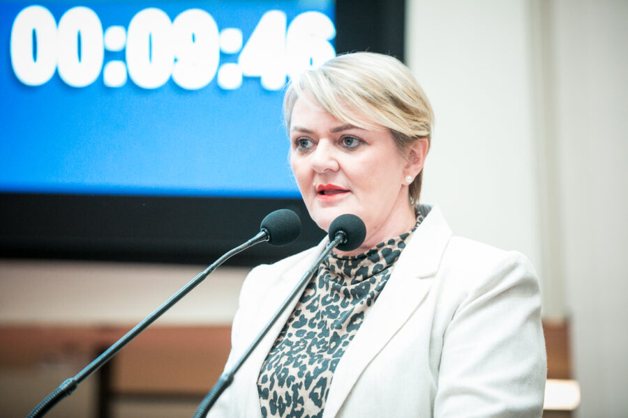 Luciane critica governo de SC por reajuste do magistério via Medida Provisória