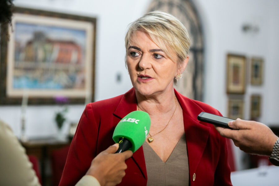 Luciane critica desigualdade de estrutura entre escolas cívico-militares e da rede estadual