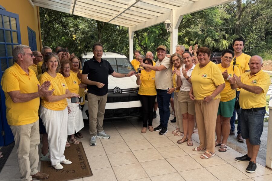 Minotto entrega veículo 0km para a Associação Forquilhinhense dos Grupos da 3ª Idade