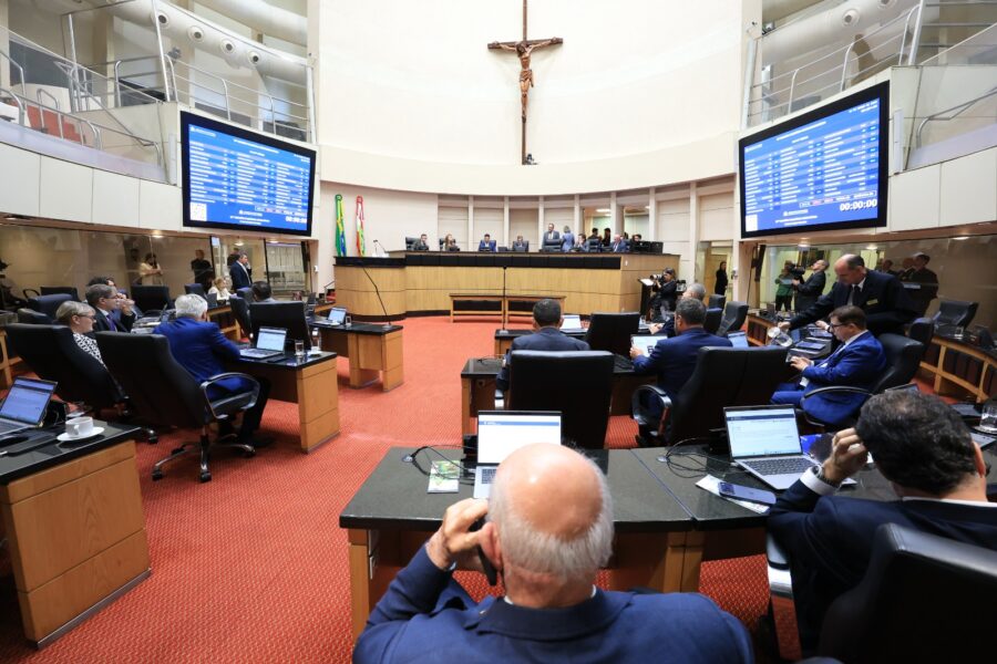Plenário da Alesc, durante a votação dos projetos, na tarde desta terça-feira (31)