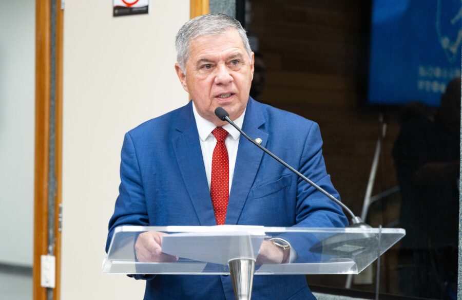 Deputado Mário Motta (PSD) fala durante reunião da Frente Parlamentar do Futebol Catarinense na Assembleia Legislativa de Santa Catarina.