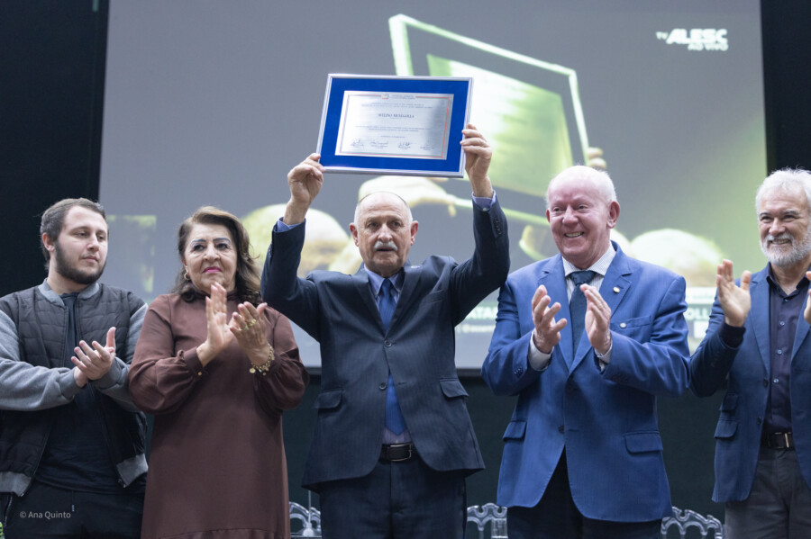 Ex-prefeito Avelino Menegolla recebe o Título de Cidadão Catarinense, durante sessão solene da Alesc, na noite desta quinta (30)