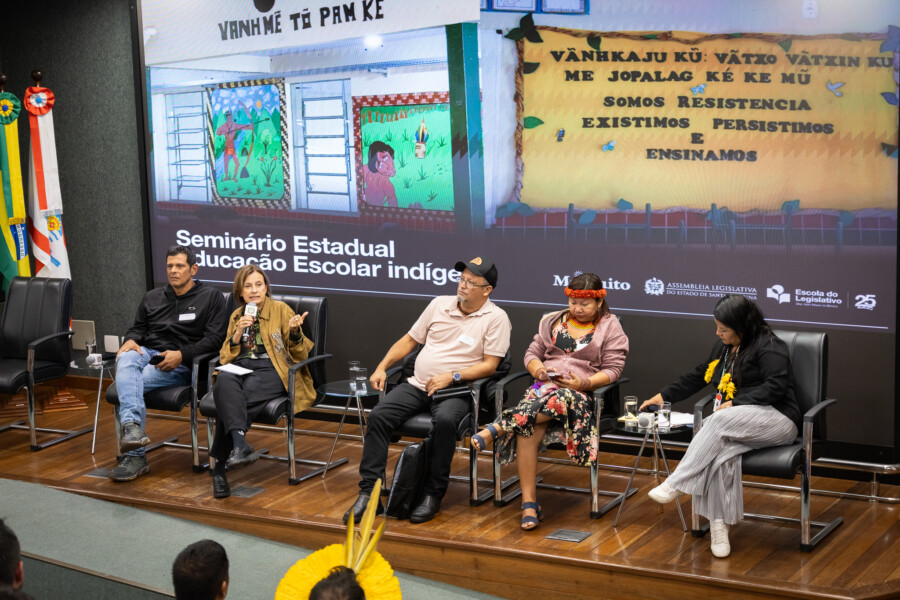 Evento foi promovido nesta quarta-feira (29), na Alesc; dossiê sobre a educação indígena e um projeto de lei sobre o assunto foram apresentados