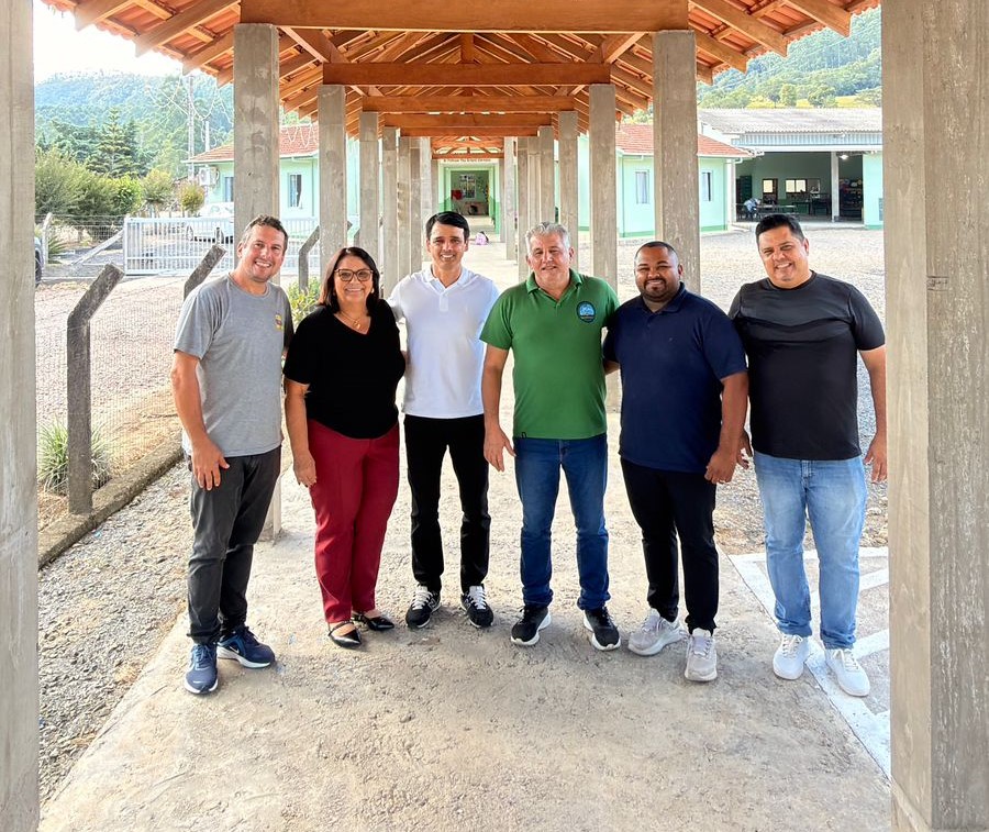Deputado Marcos da Rosa visitou as obras na escola