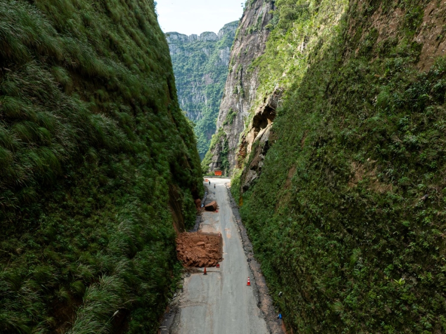 Estrada da Serra do Corvo Branco, entre Urubici e Grão-Pará; trecho segue em obras
