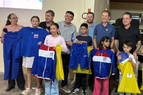 Minotto participa da entrega de uniformes escolares em Siderópolis