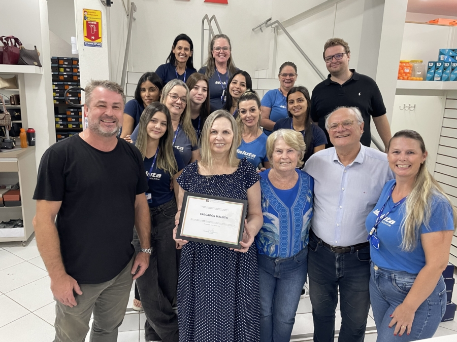 Dr. Vicente entrega moção de aplauso à Maluta Calçados pelos 90 anos de história em Guaramirim