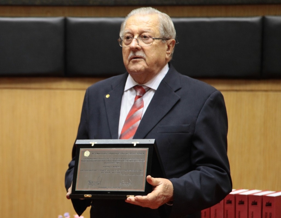O ex-deputado Roland Dornbusch, durante homenagem na Alesc, em abril de 2013