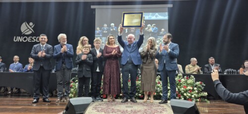 Sessão solene em Xanxerê homenageia Marcos Vieira e Avelino Menegolla com títulos de cidadania