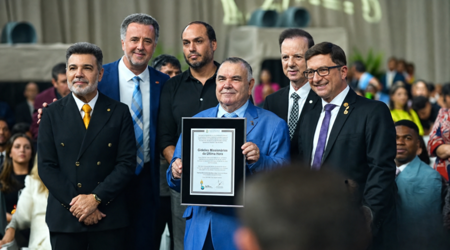 Junior Cardoso homenageia 41 anos dos Gideões em Camboriú.