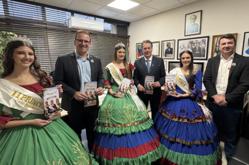 Minotto recebe prefeitos, realezas e convites para prestigiar de festas municipais