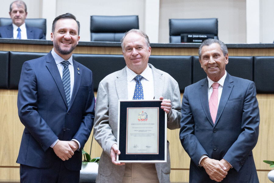 Deputado Pepê Collaço, o CEO da Diamante Energia, Pedro Litsek, e o presidente da Alesc, deputado Julio Garcia, durante a entrega da homenagem