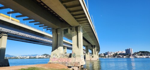 Obras das passarelas da Ponte Colombo Salles serão retomadas, mas Mário Motta aciona CGE devido a inconsistências identificadas