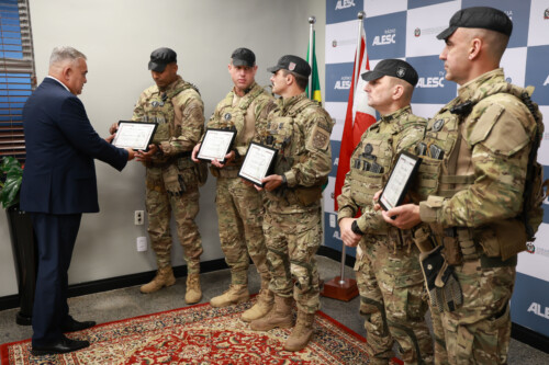 Entrega de Moção do Deputado Sargento Lima para PMs