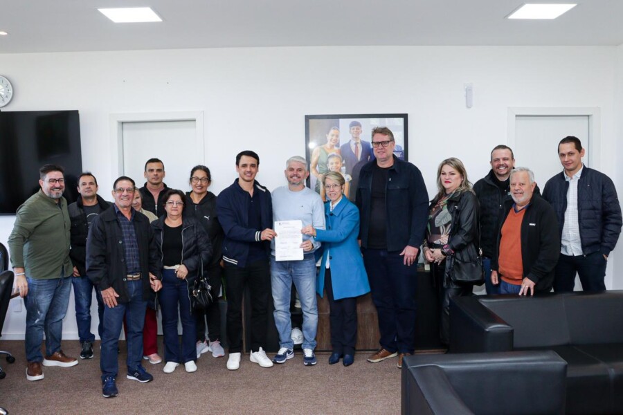 Marcos da Rosa garante recurso e comunidade celebra assinatura da pavimentação da rua Cyro dos Anjos no Fidélis