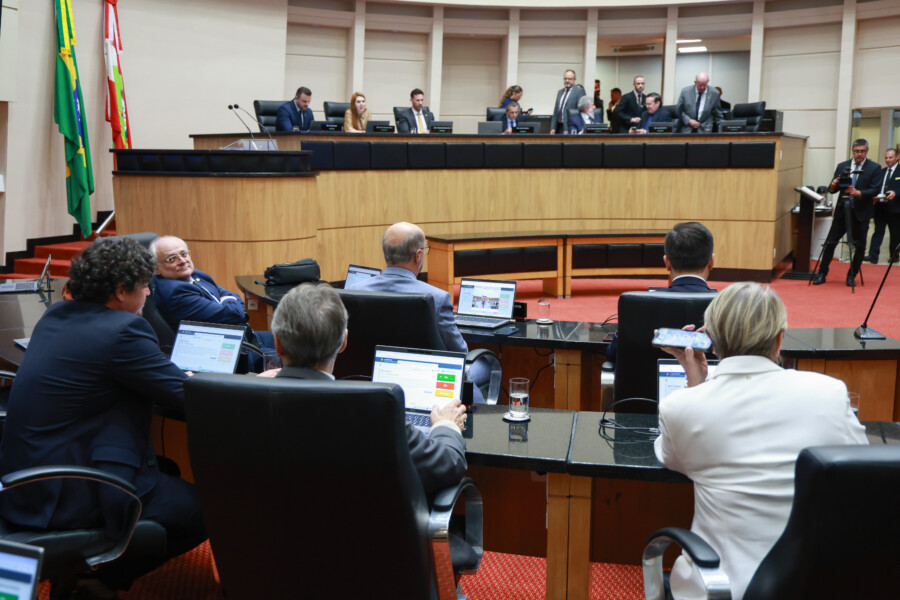 Defesa do uso de emendas parlamentares repercute na sessão plenária