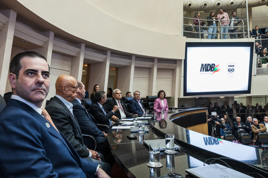 Solenidade no Plenário Deputado Osni Régis recebeu filiados e lideranças do MDB e de outros partidos