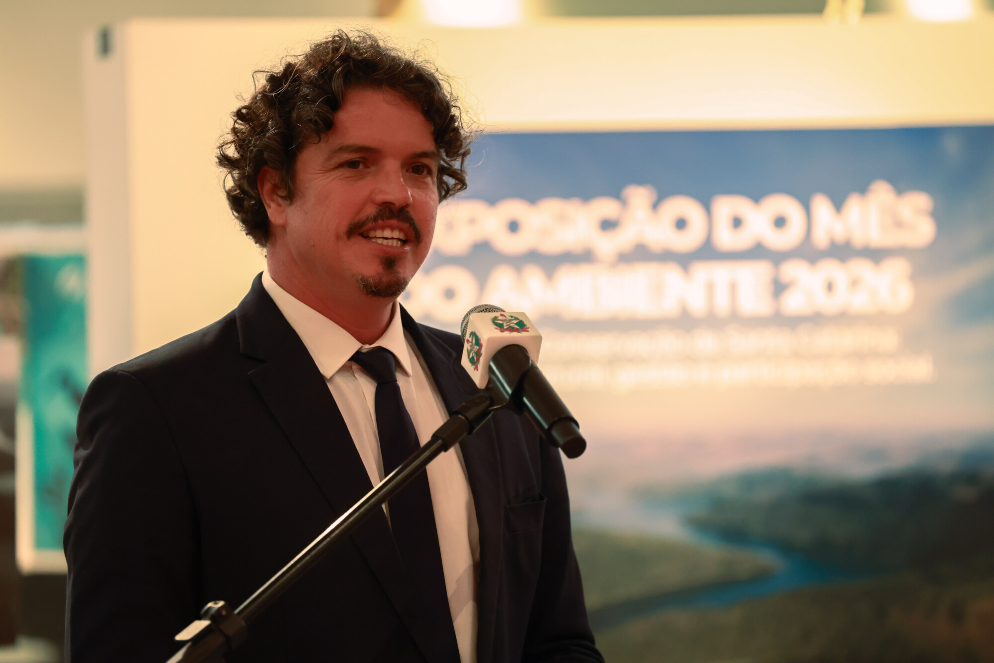 Deputado Marquito fala no hall da Alesc na abertura do mês do meio ambiente