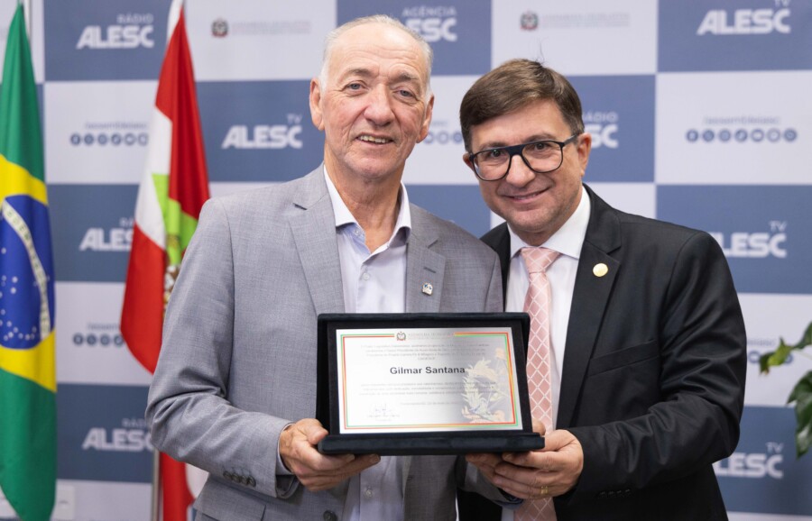 Junior Cardoso homenageia pastor Gilmar Santana por trabalho à frente da Carreta Fé & Milagres