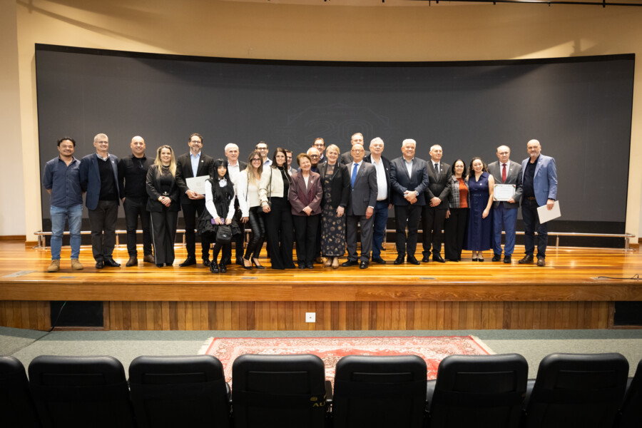 Parlamento presta homenagem aos 20 anos de atuação da Amcred-Sul
