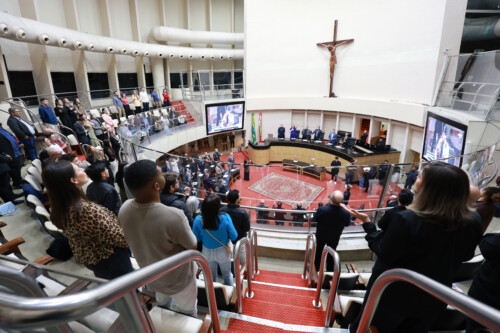 A solenidade aconteceu no Plenário da Assembleia Legislativa.