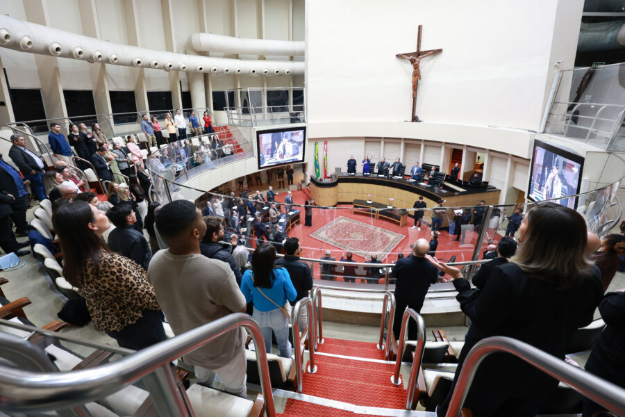 A solenidade aconteceu no Plenário da Assembleia Legislativa.