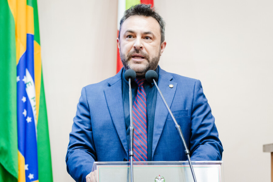 Marcius Machado discursa na tribuna do Plenário da Alesc