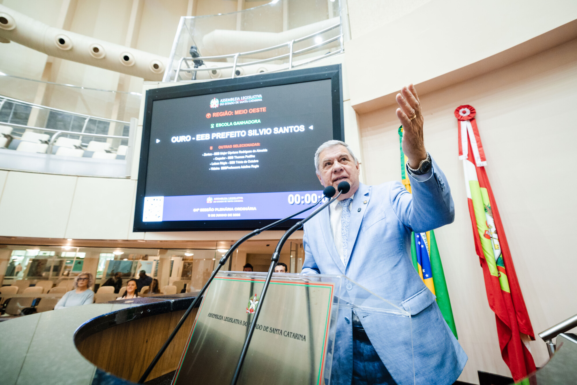 Deputado Mário Motta conduz sorteio do Parlamento Jovem Catarinense