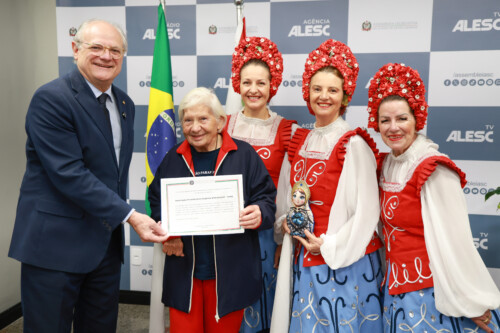Dr. Vicente entrega moção de aplauso à APAB pelos 30 anos de preservação da cultura eslava por meio da dança folclórica russa em SC