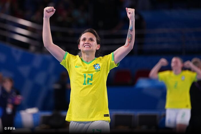 Amandinha comemora durante partida da Seleção Brasileira de futsal feminino