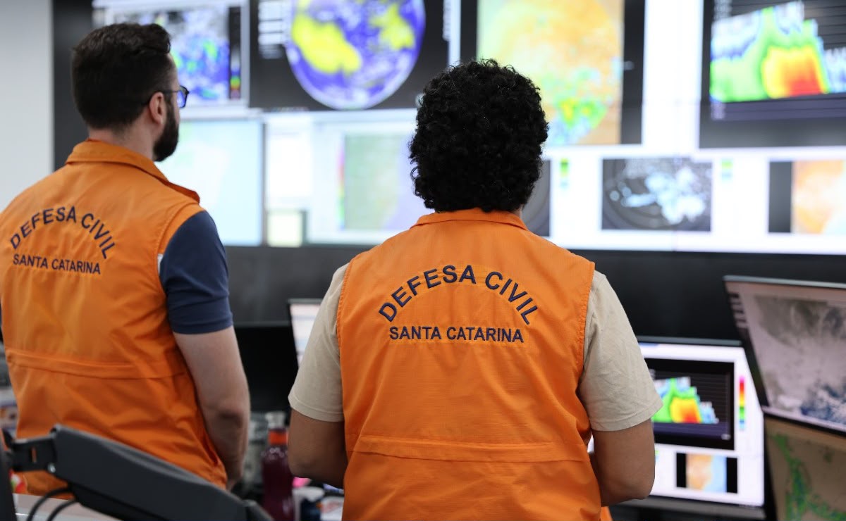 Equipe da Defesa Civil acompanha informações em computadores durante atividade de monitoramento