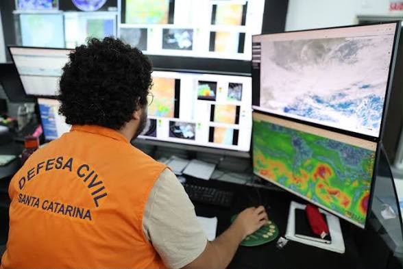 Monitoramento realizado pela Defesa Civil em computadores