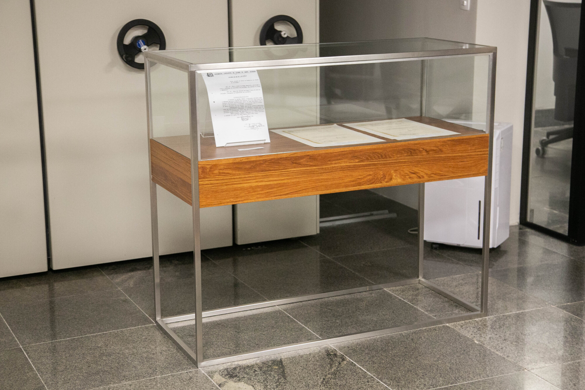 Peças e registros da exposição em homenagem a Manoel Dias