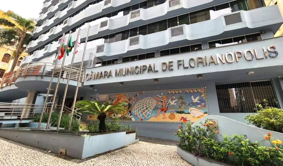 Sede da Câmara Municipal de Florianópolis; nesta eleição, sete vereadores da Capital estão na disputa pela Alesc