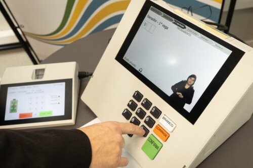 Urnas eletrônicas ampliam acessibilidade e reforçam inclusão nas Eleições 2026