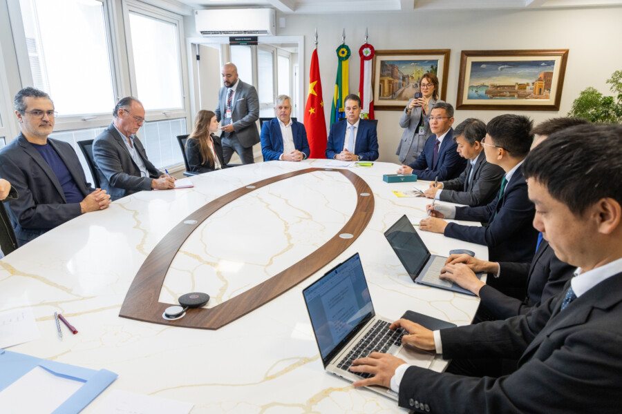 Reunião entre a delegação chinesa e a frente parlamentar.